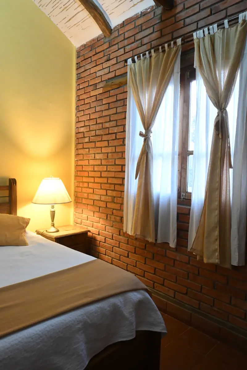 Dormitorio de la Cabaña 1 con lámpara de noche