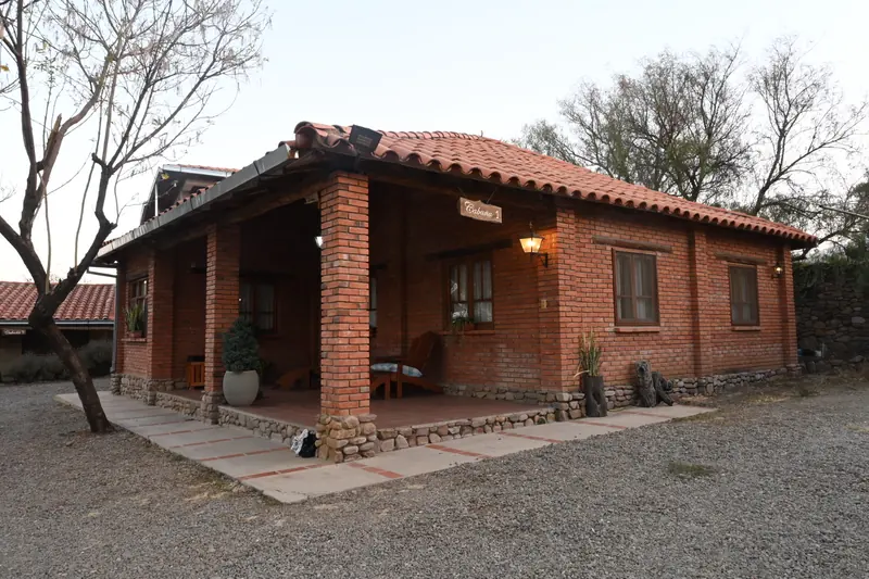 Fachada de la Cabaña 1 con galería y columnas