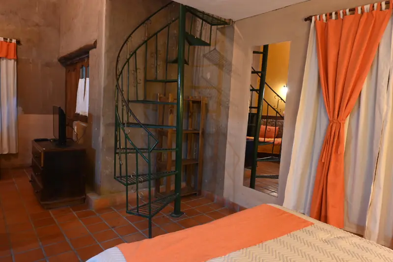 Escalera caracol de hierro de la Cabaña 10