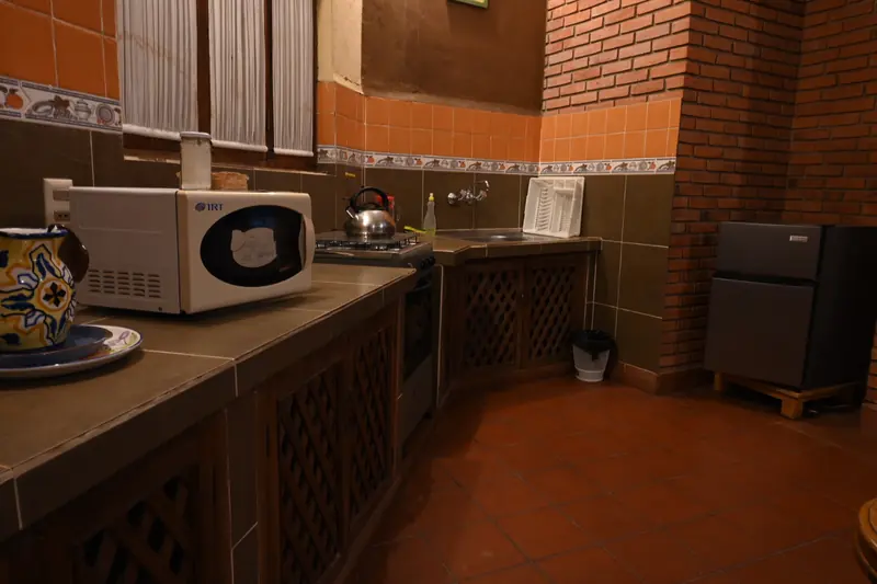 Cocina de la Cabaña 2 con microondas, hornillas a gas, lavaplatos y frigobar