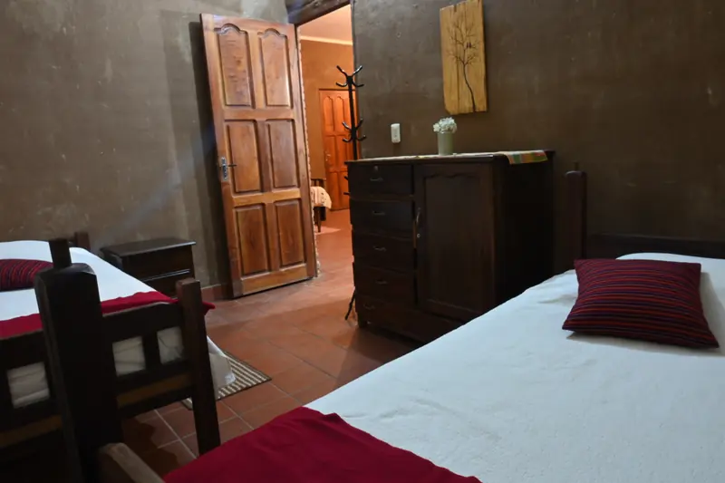 Dormitorio con dos camas simples en la Cabaña 2