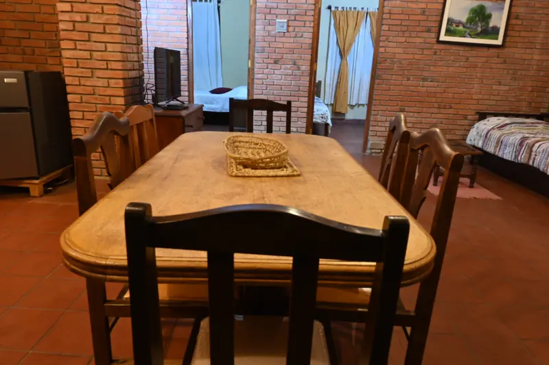 Mesa de comedor de madera en la Cabaña 2