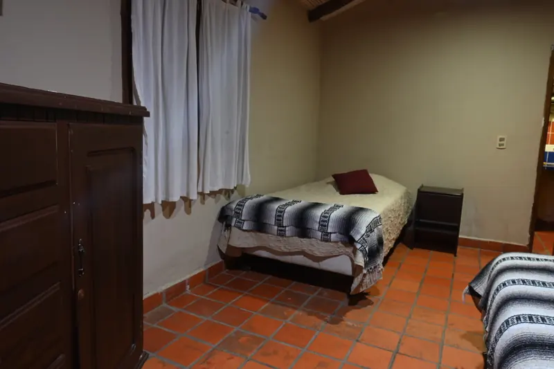 Cama simple junto a la ventana en la Cabaña 5