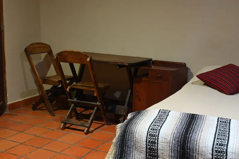 Mesa de madera con dos sillas en la Cabaña 5