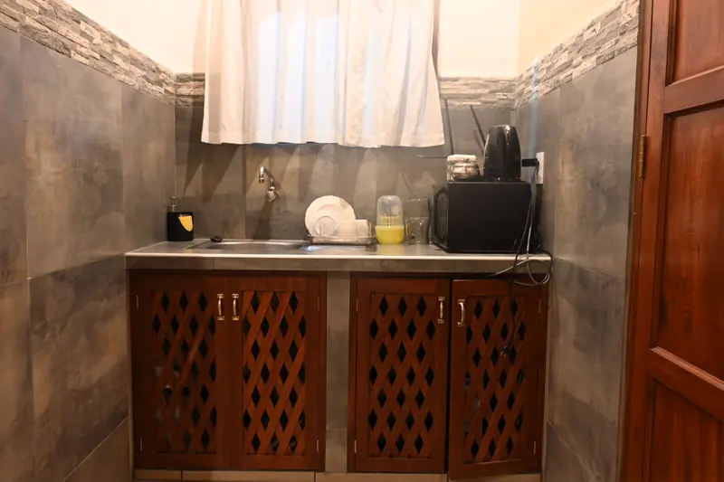 Kitchenette con lavaplatos, microondas y hervidor en la Cabaña 6