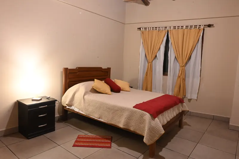 Dormitorio de la Cabaña 7 con cama doble