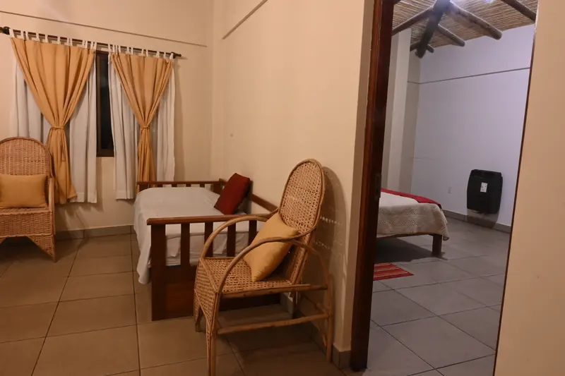 Sofá cama y sillón de mimbre en el living de la Cabaña 7