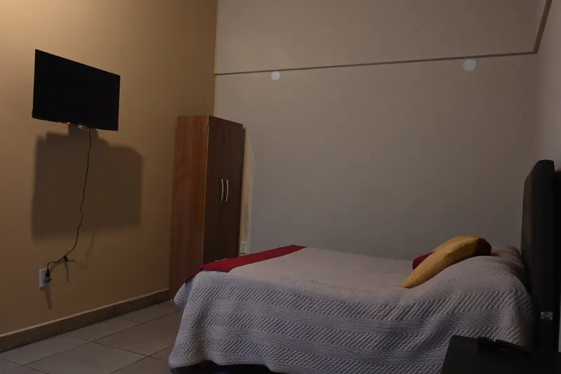 Dormitorio de la Cabaña 8 con televisor y ropero