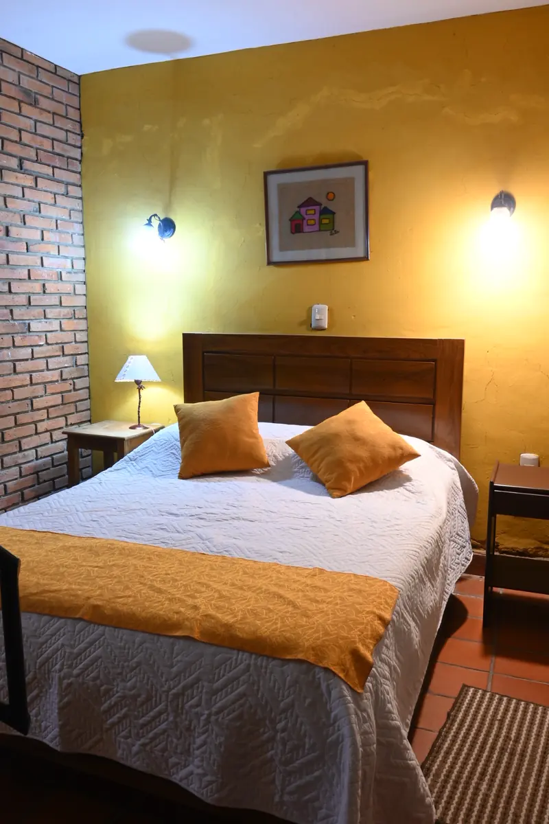 Cama doble en la planta baja de la Cabaña 9