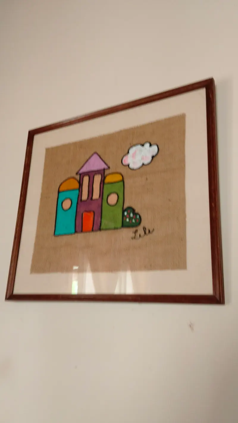 Cuadro bordado con una casita de colores