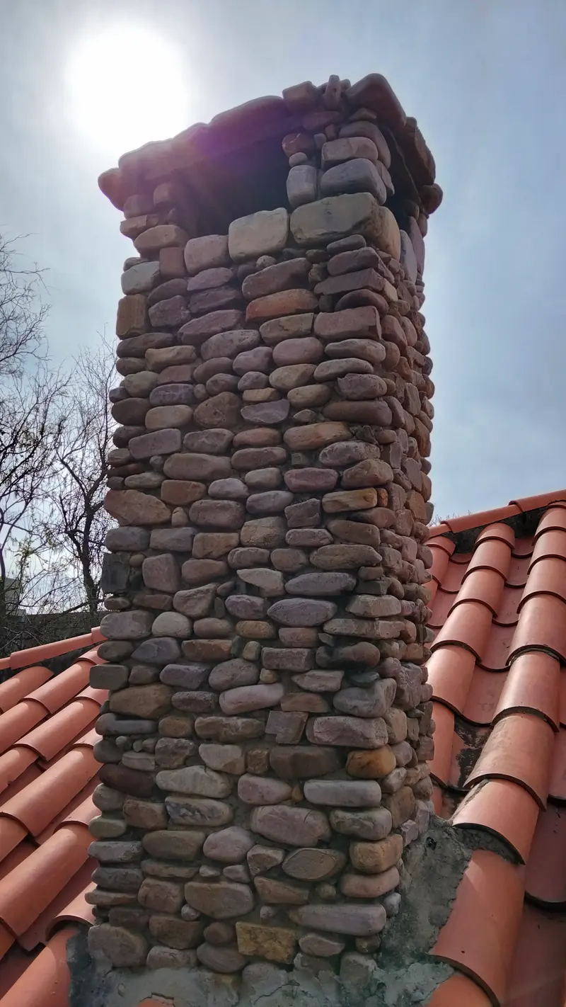 Chimenea de piedra sobre el techo