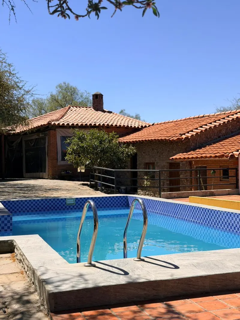 Escalera de la piscina y cabañas de piedra