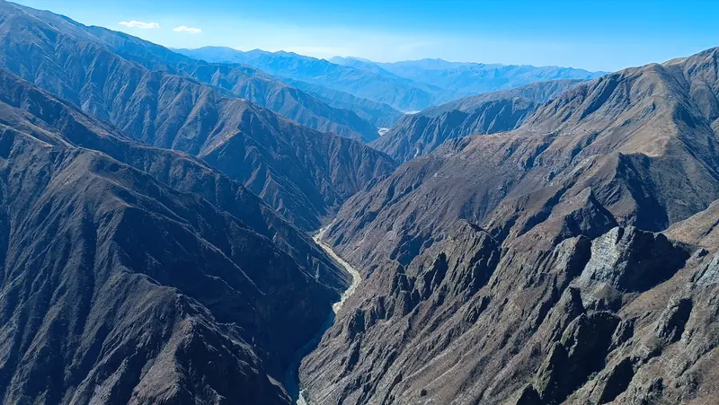 Vista del Cañón del Pilaya, con el río entre laderas empinadas