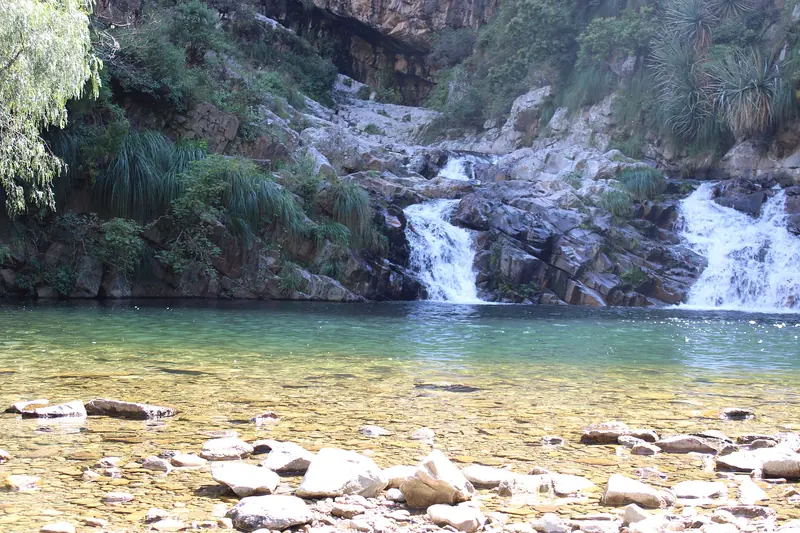 Cascadas y poza de agua cristalina en Coimata, Tarija