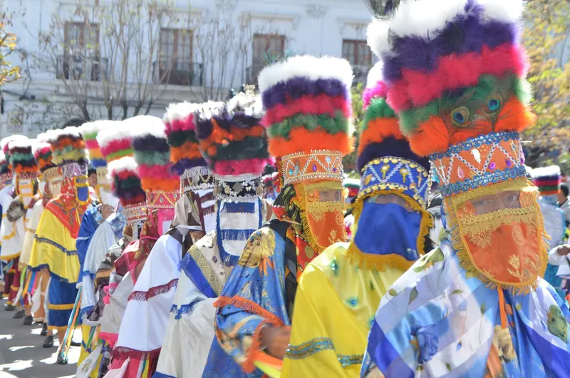 Chunchos con trajes y tocados de colores en la Fiesta Grande de Tarija