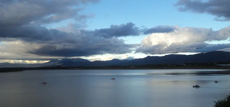 Lago San Jacinto y los cerros de Tarija al atardecer