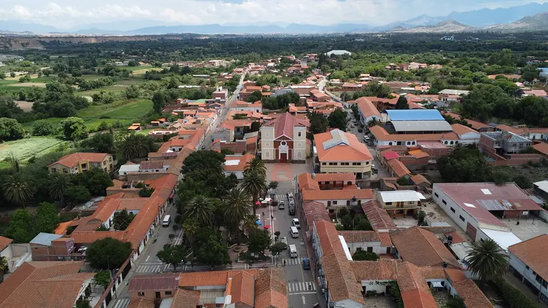 Vista aérea de la plaza principal y la iglesia de San Lorenzo, Tarija